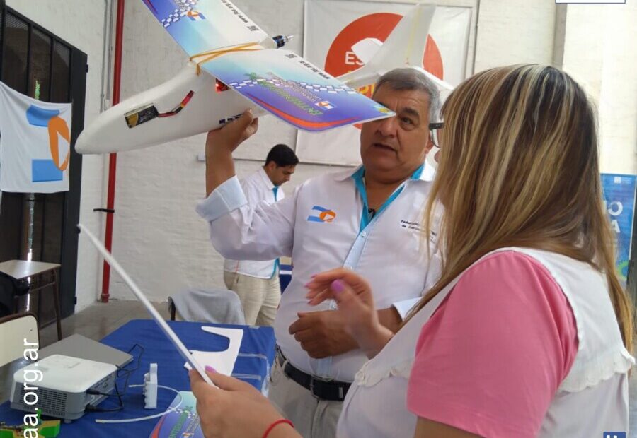 La FAA presento el Avión Entrenador RC en la Feria Anual INNOVAR para seguir aprendiendo 2023